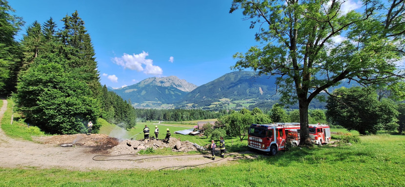Nachlöscharbeiten Sonnwendfeuer