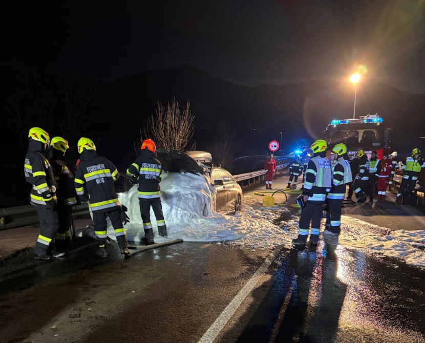 Fahrzeugbrand auf B117 in Weng